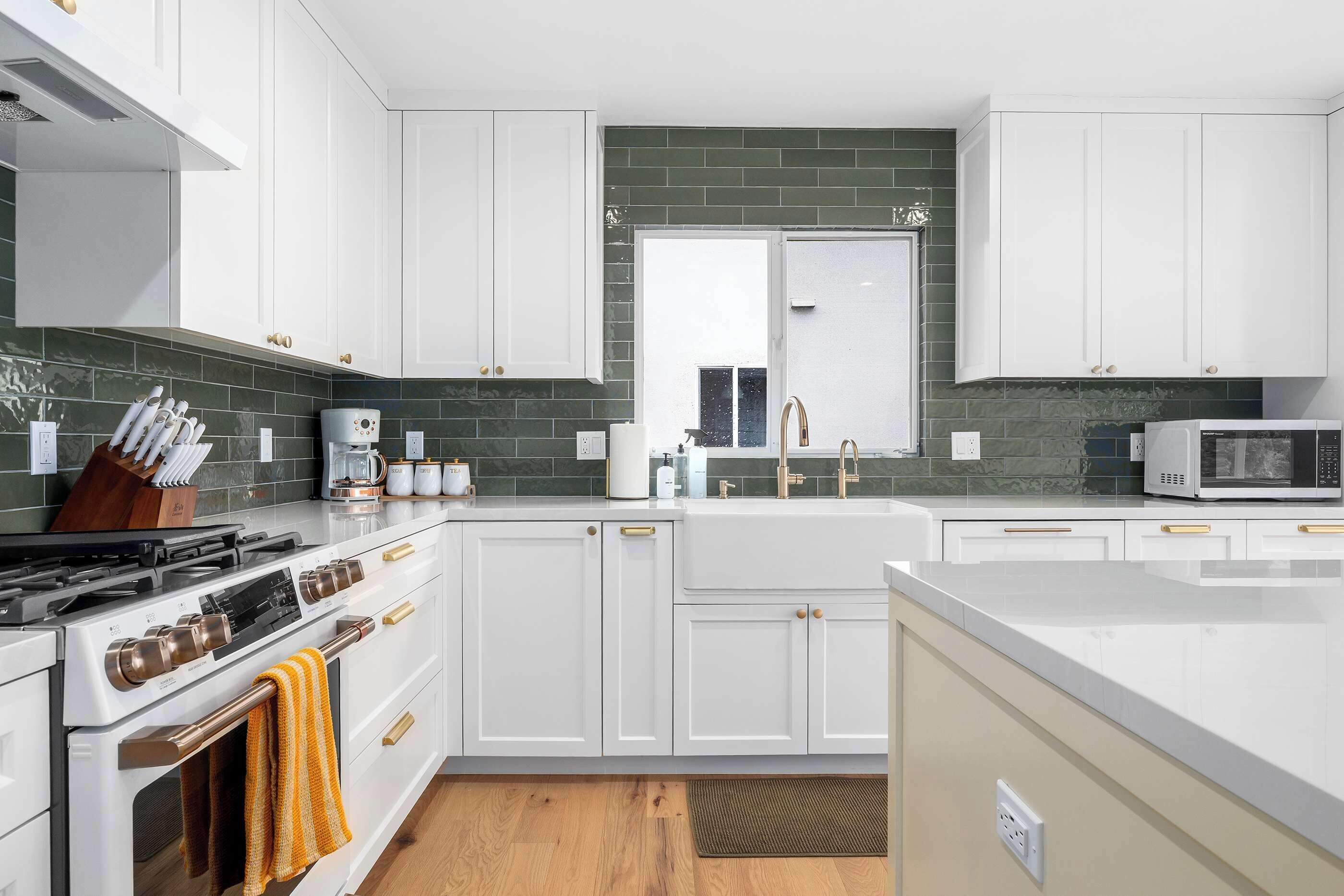 Coffee/tea maker, fridge, microwave, oven