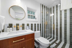 Douche, sèche-cheveux, serviettes fournies