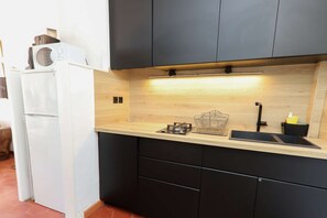 Kühlschrank, Mikrowelle, Geschirrspüler, Kochgeschirr/Geschirr/Besteck