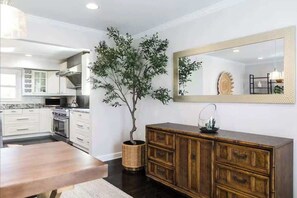 Fridge, microwave, oven, stovetop - Cozy Home w/ POOL + CHEFS kitchen (Charlotte)