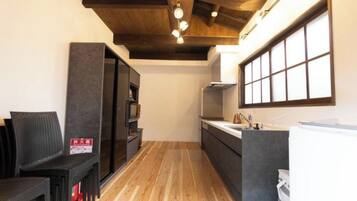 Kjøleskap, mikrobølgeovn, kokeplater og kjøkkenutstyr