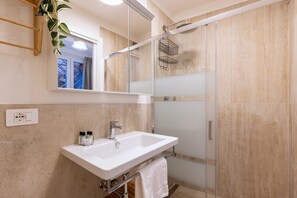 Shower, hair dryer, bidet, towels - Trastevere Nest with Secret Patio (Roma)