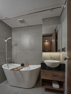 Bañera con ducha, secador de pelo, pantuflas, toallas