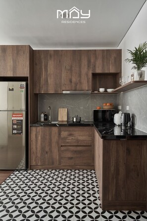 Refrigerador, microondas, placa de cocina, utensilios de cocina