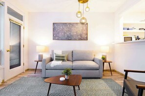 Smart TV, chimenea y oficina