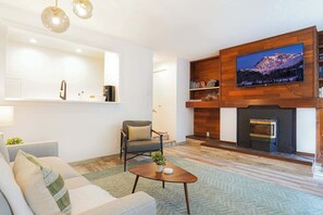 Smart TV, fireplace, offices - Newly Remodeled Pet Friendly Condo Pool,Sauna,Spa (Glacier)