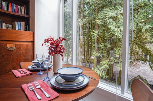 Twin Lakes Retreat | Newly remodeled condo close to Mt. Baker!