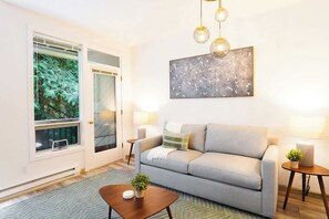 Smart TV, chimenea y oficina