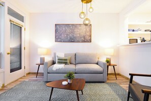 Smart-TV, peis, bøker og filmbibliotek