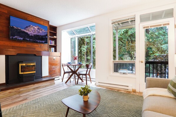 Smart TV, fireplace, books, video library - Twin Lakes Retreat | Newly remodeled condo close to Mt. Baker! (Glacier)