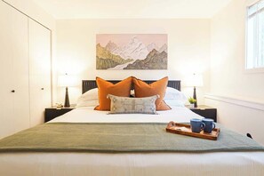 1 habitación, tabla de planchar con plancha y cuna de viaje