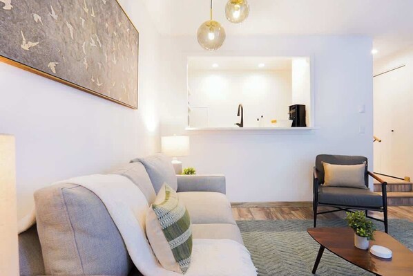 Smart TV, chimenea y oficina