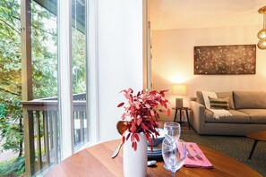 Smart TV, fireplace, books, video library