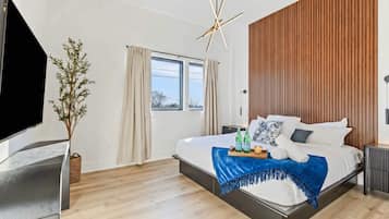4 slaapkamers, een bureau, een strijkplank/strijkijzer, wifi