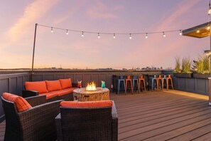 Outdoor dining - Music City July 4th rooftop hot tub, game room, sauna near Broadway (Nashville)