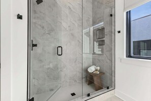 Dusche, Haartrockner, Handtücher, Shampoo