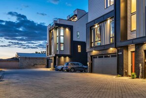 Exterior - Spring rooftop hot tub, disco lounge, skyline views near Broadway (Nashville)