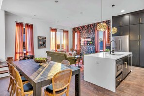 Geladeira, micro-ondas, fogão, cooktop