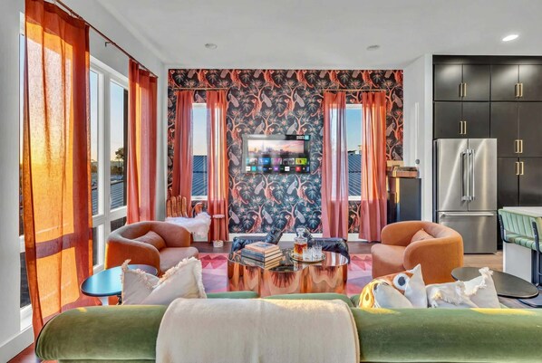 Tv, tv-spel, en stereo och kontor