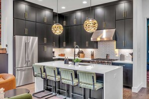 Frigorífic, microones, forn i placa de cuina 