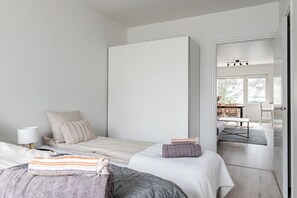 Leilighet – comfort, byutsikt | 2 soverom, blendingsgardiner, strykejern/-brett og reiseseng for barn