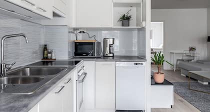 2BR Apt near Center with Free Parking
