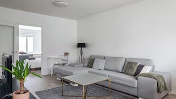 Apartamento conforto, vista para a cidade | Área de estar | Smart TV 46 polegadas com canais a cabo