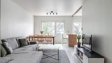 Comfort Apartment, City View | Ruang tamu | 46 inci sebuah televisyen pintar dengan kabel