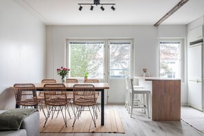 Comfort-Apartment, Stadtblick | Essbereich im Zimmer