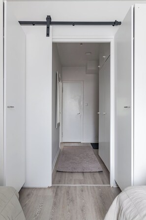 Leilighet – comfort, byutsikt | 2 soverom, blendingsgardiner, strykejern/-brett og reiseseng for barn