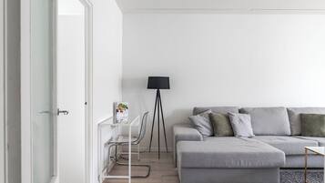 Comfort appartement, uitzicht op de stad | Woonruimte | Een 46-inch smart-tv met kabelzenders