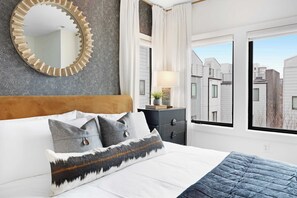 4 habitaciones, escritorio y tabla de planchar con plancha 