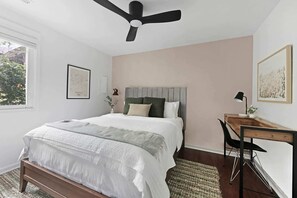 4 soverom, skrivebord, strykejern/-brett og reiseseng for barn