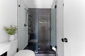Dusche, Haartrockner, Handtücher