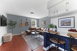 TV, offices - Rosé & Blue Bungalows - 2 Separate 2-Bedroom Units (Nashville)