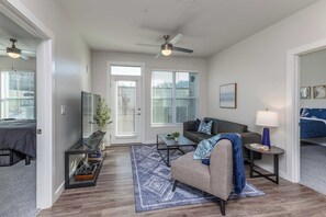 2 bedrooms, desk, iron/ironing board, WiFi