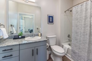 Douche, séchoir à cheveux, serviettes fournies