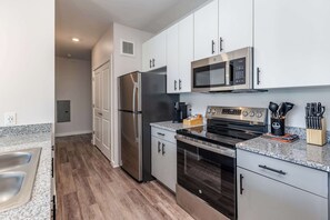 Réfrigérateur, four à micro-ondes, un four, surface de cuisson