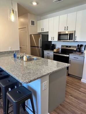 Fridge, microwave, oven, stovetop - Autumn Retreat 2 Mi to Campus & Downtown Life (Cincinnati)