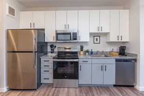 Réfrigérateur, four à micro-ondes, un four, surface de cuisson