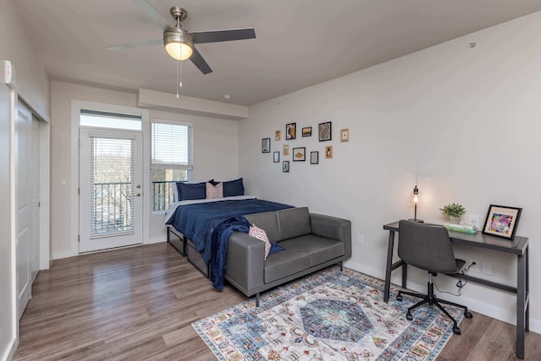Desk, iron/ironing board, WiFi, bed sheets