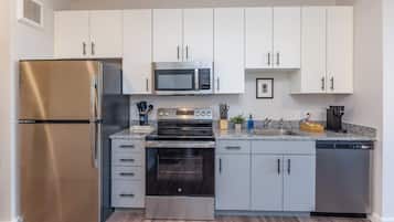 Een koelkast, een microgolfoven, een oven, een kookplaat