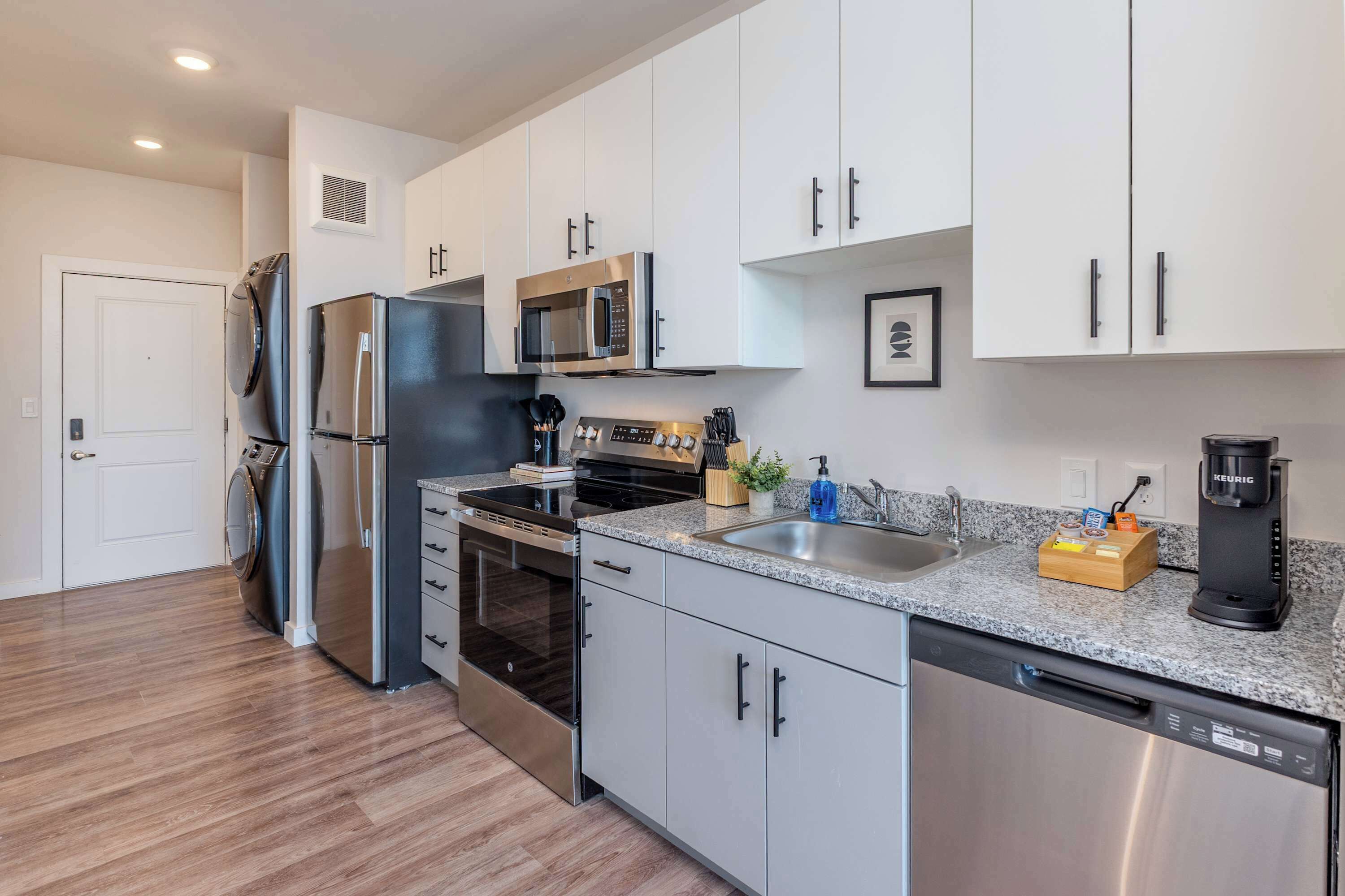 Refrigerador, microondas, horno y parrilla de estufa 