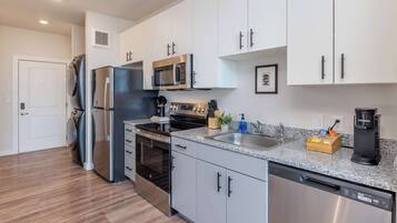 Refrigerador, microondas, horno y parrilla de estufa