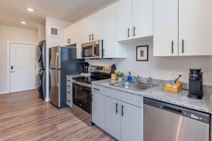 Fridge, microwave, oven, stovetop - Charming Autumn Stay Near TQL & Paycor Stadiums (Cincinnati)