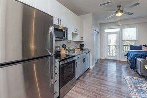 Réfrigérateur, four à micro-ondes, un four, surface de cuisson