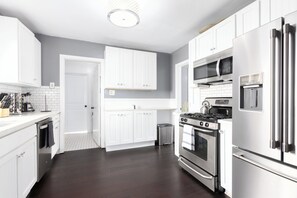 Een koelkast, een microgolfoven, een oven, een kookplaat