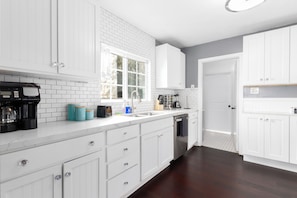 Fridge, microwave, oven, stovetop - Summer discounts! King Bed, Sleeps 10, Pets ok mini-golf, arcade CLOSE 2 ALL (San Diego)