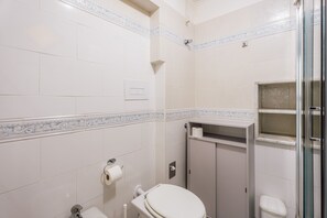 Dusj, hårføner og håndklær