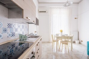 Fridge, cookware/dishes/utensils